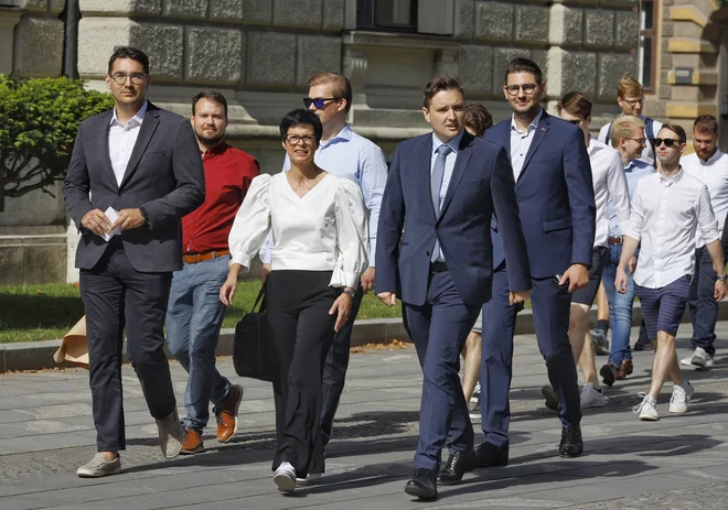 Marta Kos je ponosna, da je predstavnica naprednih sil, ki so po dveh težkih letih nazadnjaštva ljudem vrnile dostojanstvo in zaupanje v prihodnost. FOTO:&nbsp;Jože Suhadolnik/Delo
