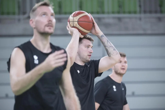 Po dveh oziroma treh treningih jih zdaj čaka tekma s Hrvati, ki jo moramo dobiti, je dejal kapetan zlate reprezentance.&nbsp;FOTO: Jure Eržen/Delo
