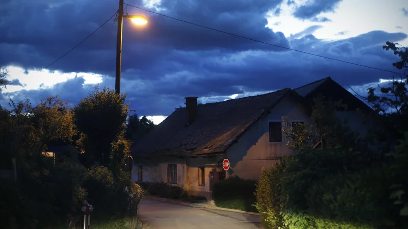 Fotografija: V drugi polovici noči lahko ob nevihtah predvsem v zahodni polovici Slovenije znova nastanejo krajevna neurja, so opozorili na Agenciji RS za okolje. FOTO: Jure Eržen/Delo