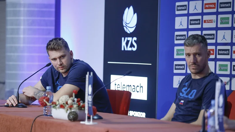 Fotografija: Luka Dončić (levo) in Goran Dragić sta enotna tudi pred novinarji. FOTO: Jože Suhadolnik/Delo