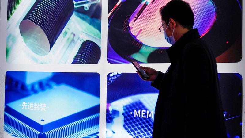 Fotografija: V trenutku, ko bo Kitajska sposobna sama izdelati vse polprevodnike, ki jih potrebuje za superračunalnike, bo lahko sama narekovala pravila igre na vseh terenih – od ekonomije in trga do geopolitike in bojišč. FOTO: Aly Song/Reuters
