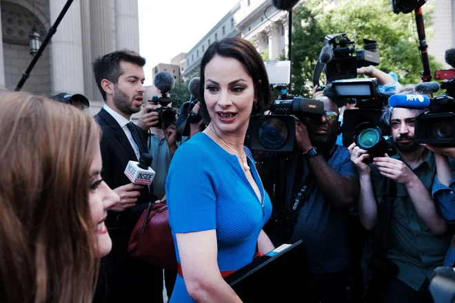 Žrtvi pedofilskega para Sarah Ransome in Elizabeth Stein med prihodom na newyorško sodišče. Foto Spencer Platt/Afp
