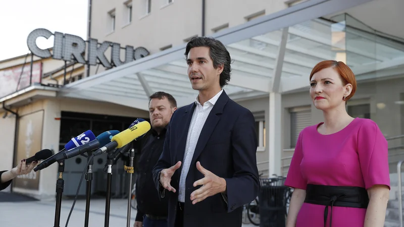 V Levici vztrajajo pri svojem nasprotovanju Natu, a referendumu so se menda začasno odpovedali. FOTO: Leon Vidic/Delo
