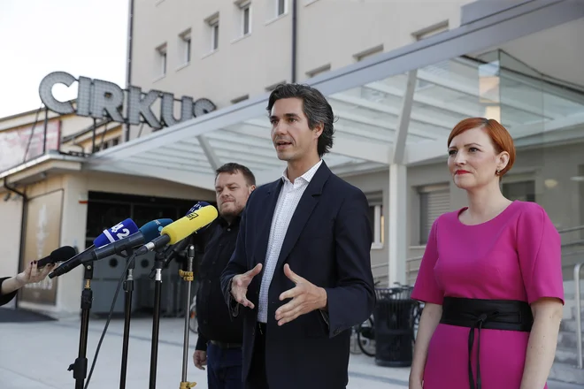 V Levici vztrajajo pri svojem nasprotovanju Natu, a referendumu so se menda začasno odpovedali. FOTO: Leon Vidic/Delo