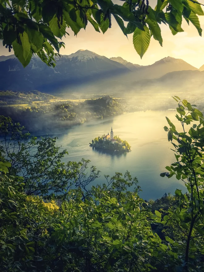 Blejsko jezero z otočkom je verjetno najbolj znan turistični prizor Slovenije. FOTO: Luka Vunduk
