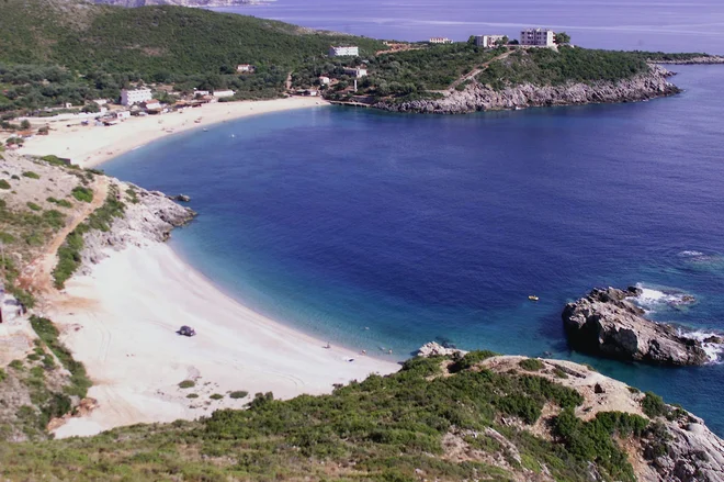 Kilometri peščenih plaž ob mestih Vlora, Himara, Saranda in Ksamili so lepo urejeni, obvladujejo pa jih pretež­no lokalni gostinci. FOTO: Arben Celi/Reuters
