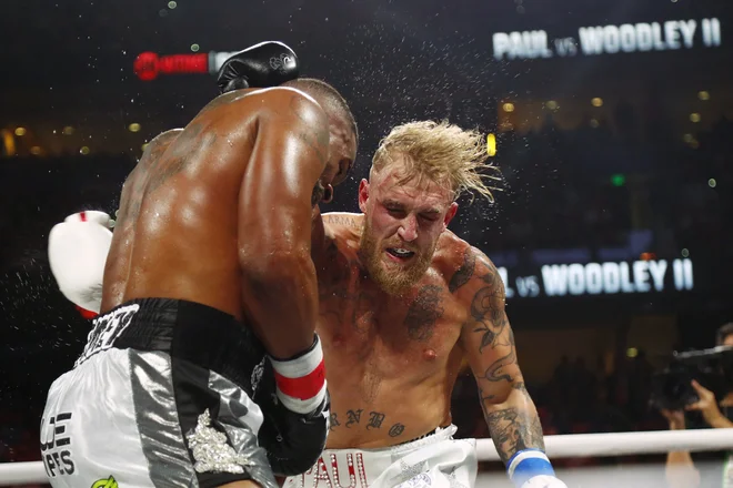 Jake Paul je nokavtiral tudi mojstra mešanih borilnih športov Tyrona Woodleyja. FOTO: Kim Klement/USA Today Sports
