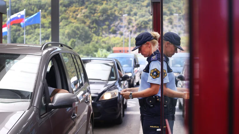 Fotografija: Po hrvaškem vstopu v schengen tudi na mejnem prehodu Dragonja ne bo več nadzora potnikov. FOTO: Leon Vidic/Delo
