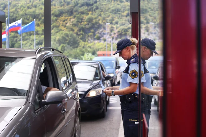 Po hrvaškem vstopu v schengen tudi na mejnem prehodu Dragonja ne bo več nadzora potnikov. FOTO: Leon Vidic/Delo
