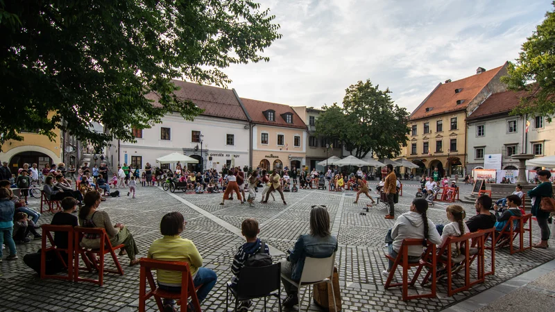 Fotografija: Jutri in pojutrišnjem se v Novo mesto vrača festival uličnega gledališča Rudi Potepuški. FOTO: Ema Koncilija
