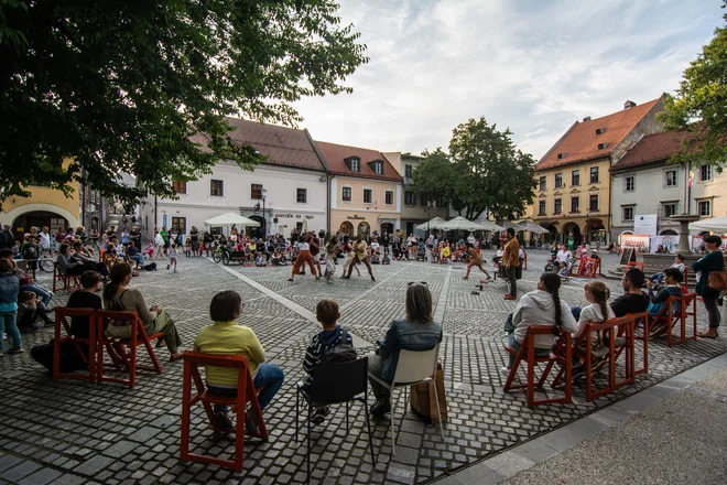 Jutri in pojutrišnjem se v Novo mesto vrača festival uličnega gledališča Rudi Potepuški. FOTO: Ema Koncilija