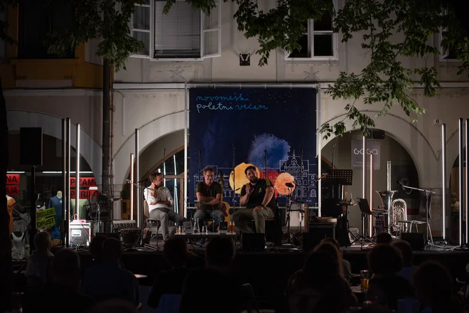 Novomeški poletni večeri gostijo vrhunske domače pisatelje, pesnike in glasbenike ter poleg literarnih razpirajo tudi širše družbene teme. FOTO: Ema Koncilija
