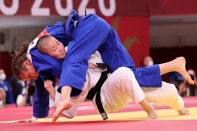 Maruša Štangar (v modri opravi) med nastopom na OI v Tokiu. FOTO:&nbsp;Jack Guez/AFP
