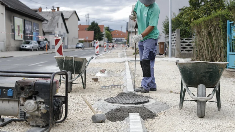 Udarne jame na cestah povzročajo pogreznjenost pokrovov cestne kanalizacije. Foto Uroš Hočevar/Delo
