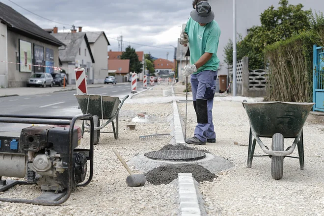 Udarne jame na cestah povzročajo pogreznjenost pokrovov cestne kanalizacije. Foto Uroš Hočevar/Delo