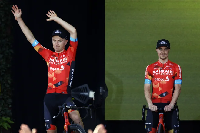 Jan Tratnik et Fred Wright (Bahrain Victorious) sur scène dans la capitale danoise.  PHOTO : Gonzalo Fuentes/Reuters