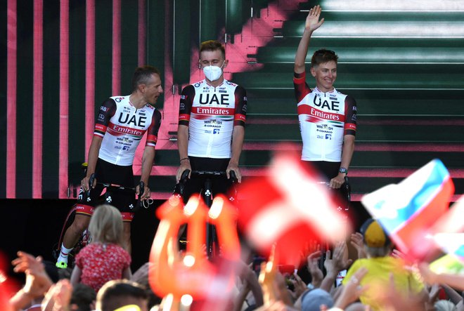 Tadej Pogačar souhaite la bienvenue aux fans danois de cyclisme, qui ont une fois de plus prouvé à quel point ils aiment ce sport.  PHOTO : Thomas Samson/AFP
