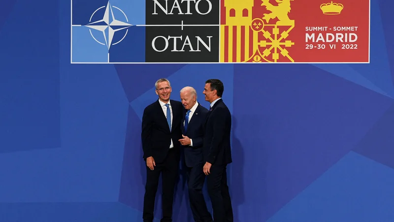 Fotografija: Predsednik ZDA Joe Biden z generalnim sekretarjem Nata Jensom Stoltenbergom in španskim gostiteljem, premierom Pedrom Sanchezem. Dokler je v Moskvi na oblasti Putin, ne bodo mogoči pogovori s Kremljem o varnostni arhitekturi v Evropi. FOTO: Pool/Reuters