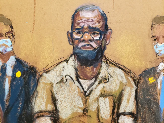 Obsodbo na sodišču v Brooklynu označujejo kot vrhunec padca danes 55-letnega pevca. Iz superzvezdnika, ki je bil znan&nbsp;kot kralj&nbsp;R&amp;B, je postal obsojenec, čigar glasbene zapuščine ni mogoče ločevati od njegovih zlorab. FOTO: Jane Rosenberg/Reuters
