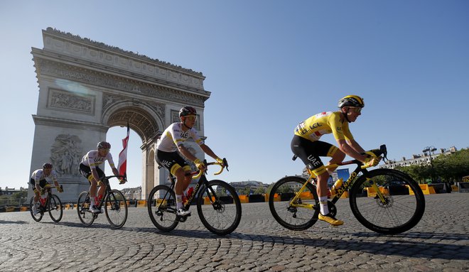 Slavolok zmage, pod katerim je Tadej Pogačar že dvakrat kolesaril
v rumeni majici, je zaščitni znak zadnje etape. FOTO: Stephane Mahe/Reuters
