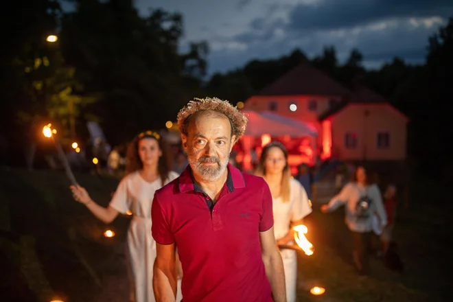 Rozinovo pripovedovanje v Stotih letih slepote&nbsp; je prestreljeno z drobci, ki ponujajo zmeraj nove kontekste. FOTO: Voranc Vogel
