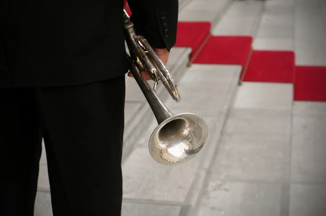 Ko nekdo zaseda visok položaj v družbi, velja biti še posebej previden, zlasti na utečenih ceremonialih. Foto Jure Eržen
