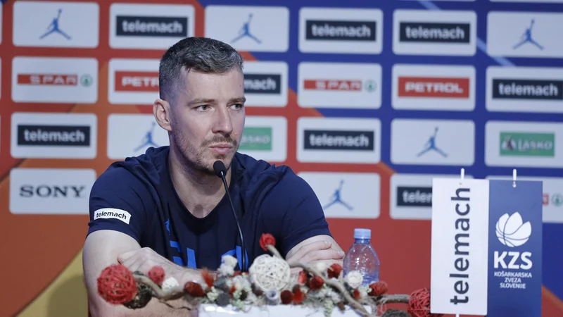 Fotografija: Goran Dragić med torkovo novinarsko konferenco v Ljubljani. FOTO: Jože Suhadolnik/Delo