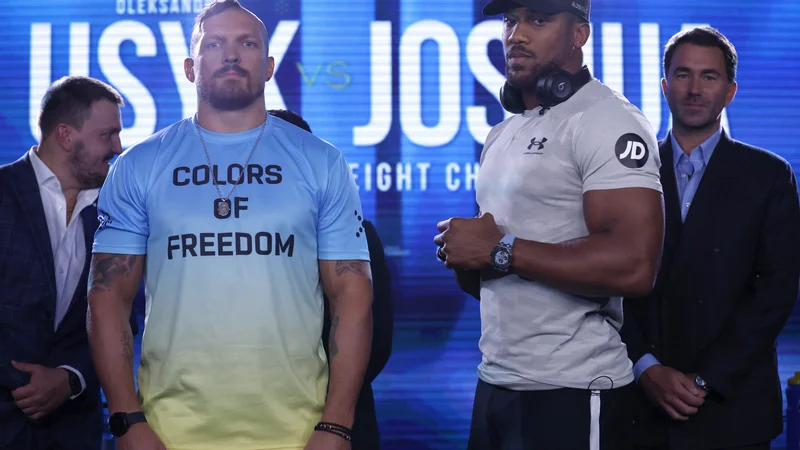 Fotografija: Anthony Joshua (desno) in Oleksandr Usik na novinarski konferenci v Londonu. FOTO: Peter Cziborra/Reuters
