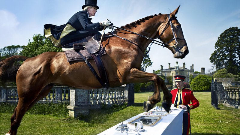 Fotografija: Phillipa Holland in stotnik Billy Morley je naslov fotografije iz serije, posvečene konjem in angleški ljubezni do teh živali. FOTO: Uli Weber
