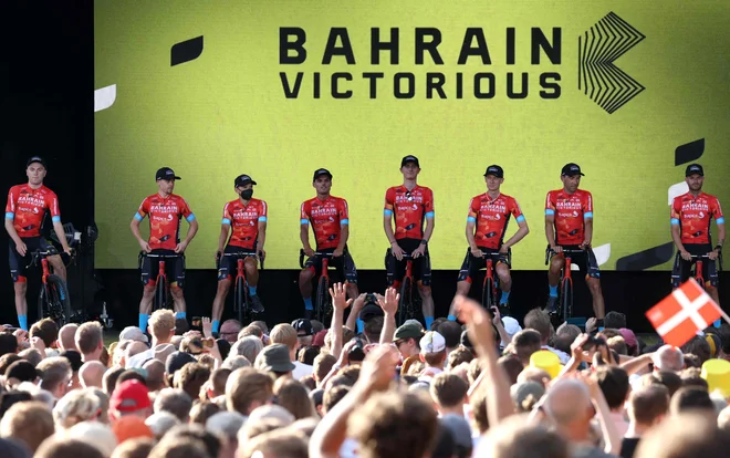 Ekipa Bahrain Victorious na sredini predstavitvi v danski prestolnici. FOTO: Thomas Samson/AFP
