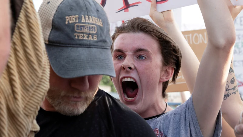 Fotografija: Pred mestno hišo v Dentonu Daniel Niewinski kriči na demonstranta proti splavu, naj gre domov, medtem ko se mestni svet Dentona sestaja, da bi glasoval o resoluciji, s katero želi uveljavljanje teksaškega zakona o splavu postaviti med manj pomembne prednostne naloge policije. Foto: Shelby Tauber/Reuters