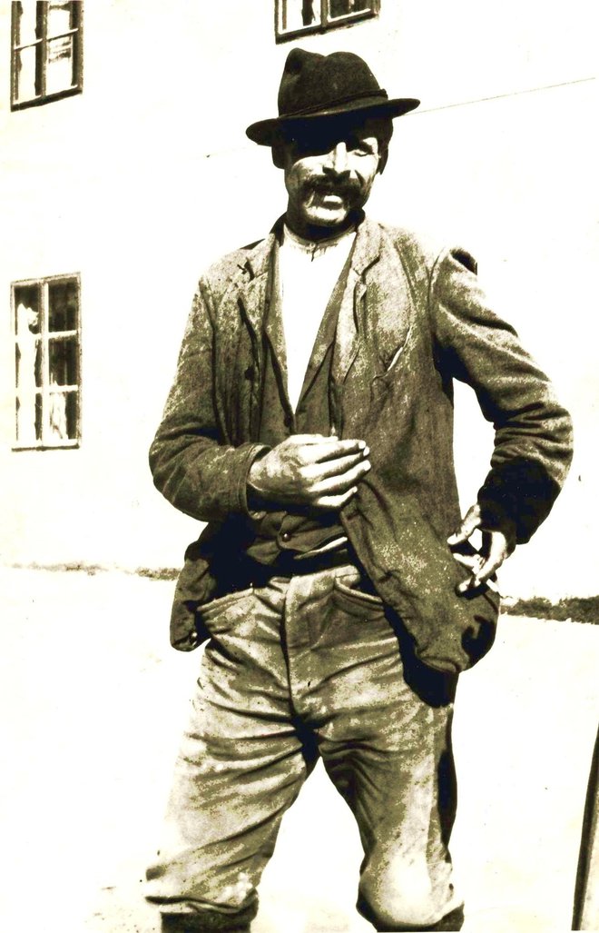 Jože Komac - Pavr, gorski vodnik iz Trente, ki je odlično vodil najtežji del reševanja dr. Stojca leta 1909. Fotografiral ga je Viktor Dvorský, ki ga je šel poklicat. FOTO: arhiv Slovenskega planinskega muzeja

