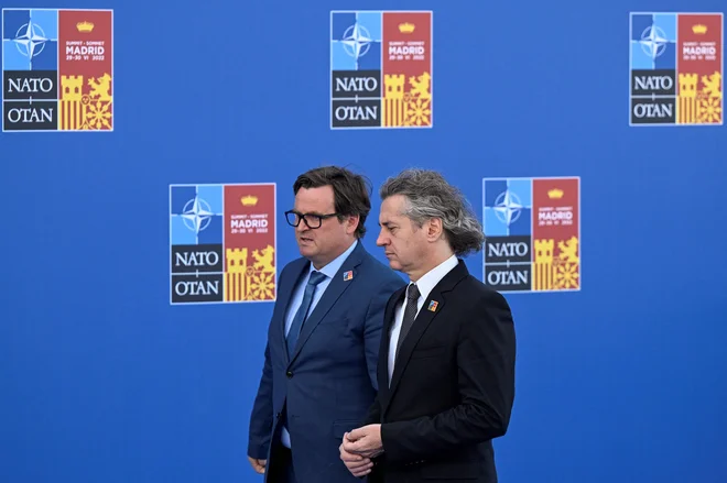 Robert Golob meni, da slovenski vojaki na Balkanu prispevajo več, kot bi lahko drugje. FOTO:&nbsp;Pierre-philippe Marcou/AFP
