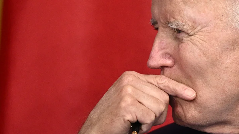 Fotografija: Predsednik Biden se po svoje – in načelno – ukvarja z varnostnimi izzivi, vsaj pri energetskih vprašanjih pa bi se moral približati predhodniku. Foto Brendan Smialowski/AFP
