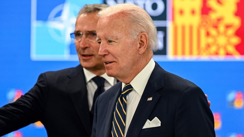 Fotografija: Generalni sekretar Nata Jens Stoltenberg in ameriški predsednik Jod Biden v Madridu. FOTO: Gabriel Bouys/Afp

