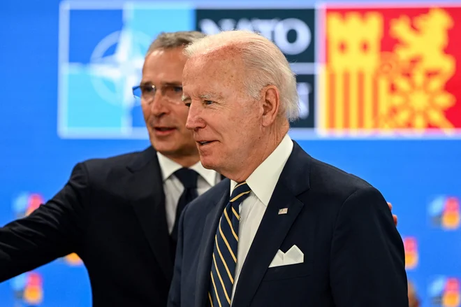Generalni sekretar Nata Jens Stoltenberg in ameriški predsednik Jod Biden v Madridu. FOTO: Gabriel Bouys/Afp