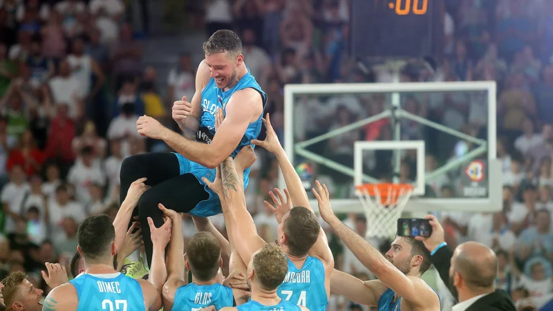 Fotografija: Po koncu tekme so reprezentančni soigralci visoko vrgli zlatega kapetana v zrak. FOTO: Blaž Samec/Delo