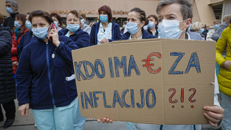 Fotografija: Pošteno plačilo za pošteno opravljeno delo – so februarja letos zahtevali sindikati zdravstva in socialnega varstva. Fotografija je bila posneta med stavko pred ljubljanskim UKC. FOTO: Jože Suhadolnik/Delo