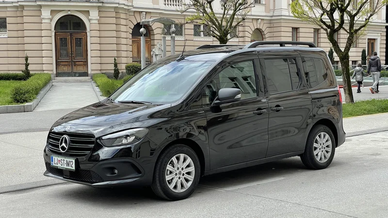 Fotografija: Mercedes-benz citan ni med najbolj elegantnimi mercedesi, je pa eden bolj praktičnih. FOTO: Blaž Kondža