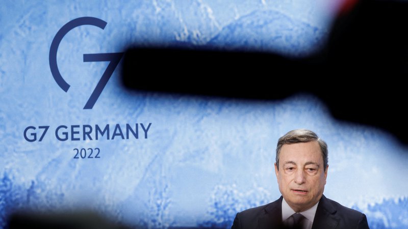 Fotografija: Draghi je na vrhu skupine G7 in Nata nastopal kot protagonist -  vendar na mednarodnem prizorišču ne upošteva strankarskih pretresov na v Italiji.

FOTO: Leonhard Foeger/Reuters
