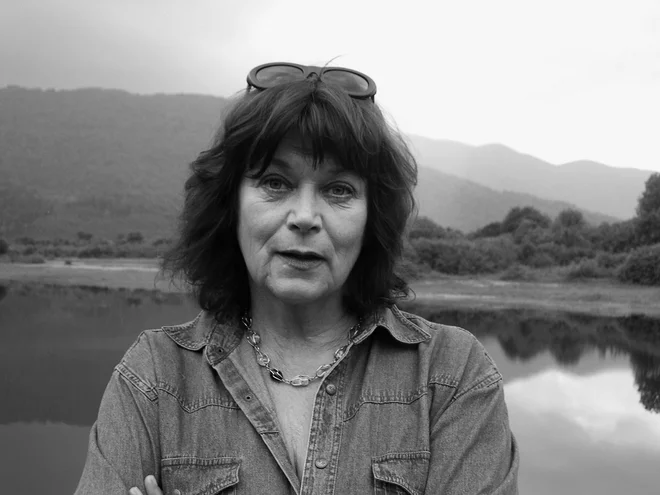 Marijana Brecelj v svojem naravnem okolju, ob Cerkniškemu jezeru Foto Liza Vipotnik
