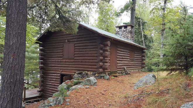 Jagrova »cabine« na Volčjem otoku na jezeru Vermilion na severu Minnesote iz leta 1929, ki ga je urejeval po zelo krajinskem pristopu. FOTO: Bogo Zupančič
