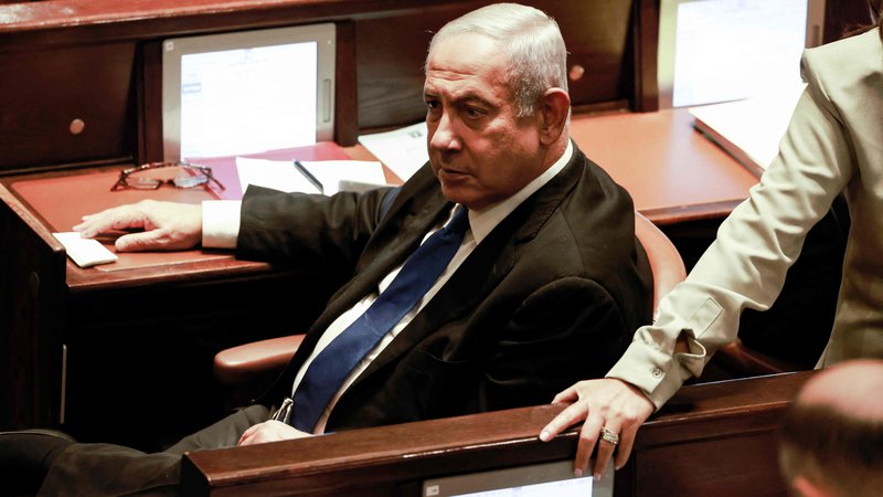 Fotografija: Padec vlade in razpustitev kneseta sta pisana na kožo Benjamina Netanjahuja. Foto Menahem Kahana/AFP
