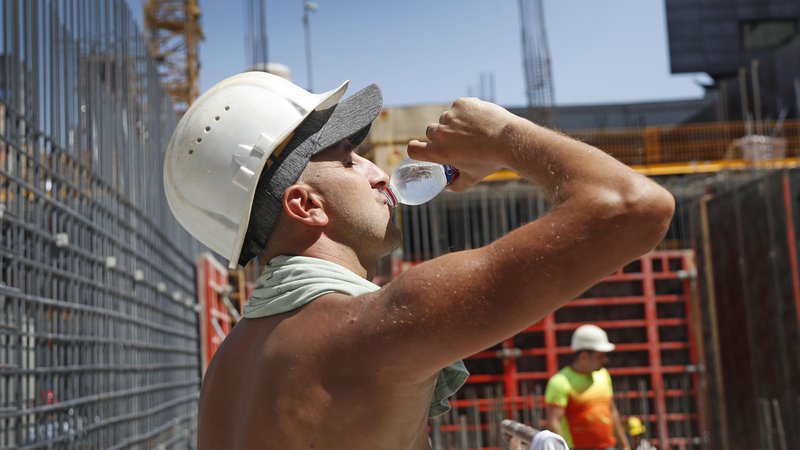 Fotografija: Med tistimi delavci, ki jih vročinski val najbolj prizadene, so zagotovo delavci v gradbeništvu. FOTO: Leon Vidic/Delo
