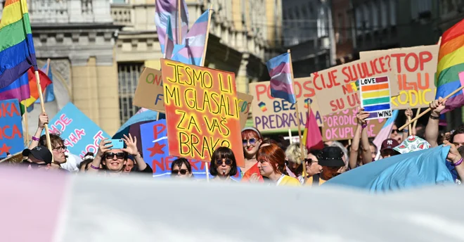Več sto ljudi je sodelovalo v tretji paradi ponosa v Sarajevu, potekala je na isti dan kot sta slovenska plesalka in igralec v mestu pripravila odmevni performans na prostem, ki je zmotil samooklicane varuhe javne morale. Foto: ELVIS BARUKCIC/AFP
