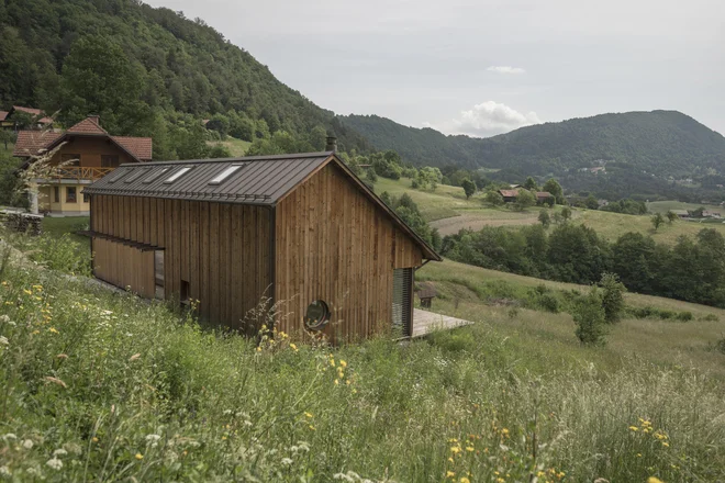 Hiša Vinje (Kombinat, 2022), pri kateri so se arhitekti ravnali po načelu preprostosti, ki jo kaže tudi materialnost. FOTO: Jana Jocif
