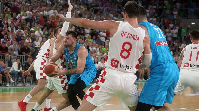 Fotografija: Luka Dončić je vedno našel pot skozi hrvaško obrambo. FOTO: Blaž Samec/Delo