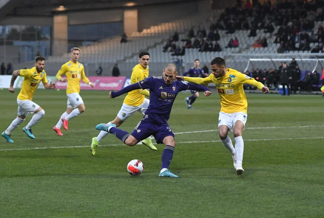 Ognjen Mudrinski je v vijoličnem dresu zabijal gole po tekočem traku. FOTO: Mediaspeed
