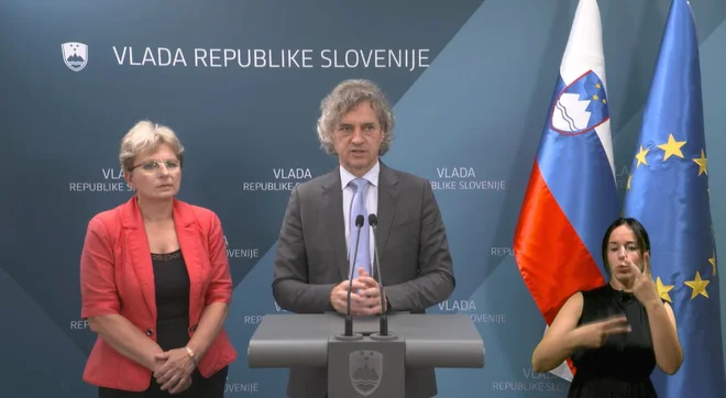 Ministrica za kmetjistvo Irena Šinko in predsednik vlade Robert Golob sta napovedala ukrepe za pomoč kmetom. FOTO: Vlada na Twitterju