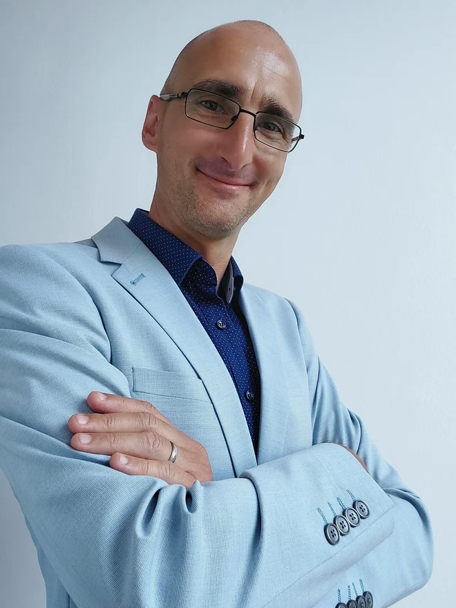 Raziskovalci Boštjan Kerbler (na fotografiji), Richard Sendi in Maša Filipovič Hrast ugotavljajo, da starejši lastniki niso pripravljeni svojega stanovanja deliti z neznanci, četudi bi si z oddajanjem dela nepremičnine zagotovili dodaten dohodek. FOTO: osebni arhiv

